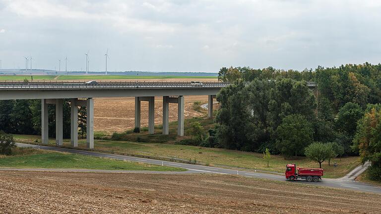 Am 6. November ist der Erörterungstermin für den Abriss und Neubau der Autobahnbrücke der A7 bei Stettbach im Pfarrzentrum in Werneck. Die Stettbacher fordern Lärmschutz an der Brücke, der aber erst kommen soll, wenn die Autobahn von Würzburg bis Schweinfurt sechsspurig ausgebaut ist.