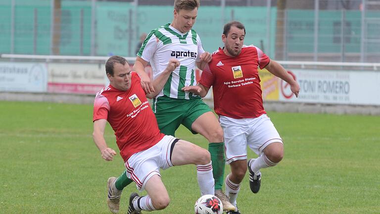 Zwei gegen einen: Die Altfelder Stefan Straub (links) und Christoph Hirschler (rechts) nehmen den Karlstadter Jakob Fischer in die Zange.