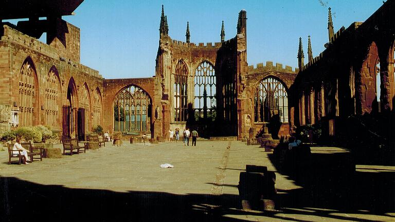 Vor 80 Jahren von der deutschen Luftwaffe zerstört: Die Ruine der St. Michaels Kathedrale von Coventry, Mahnmal gegen den Krieg und Ausgangspunkt für Versöhnung im Zeichen des Nagelkreuzes.