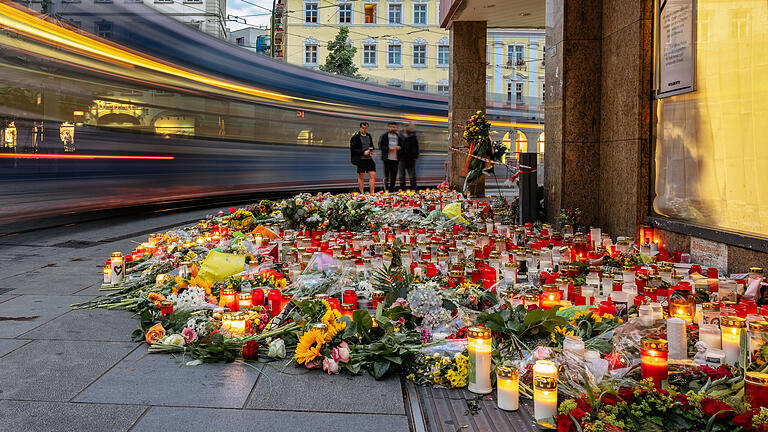 Am 25. Juni 2021 wurden bei einer Messerattacke in Würzburg drei Menschen getötet und zahlreiche verletzt. Viele Bürgerinnen und Bürger zeigten ihre Anteilnahme mit den Opfern durch das Niederlegen von Blumen und das Aufstellen von Kerzen am Tatort.