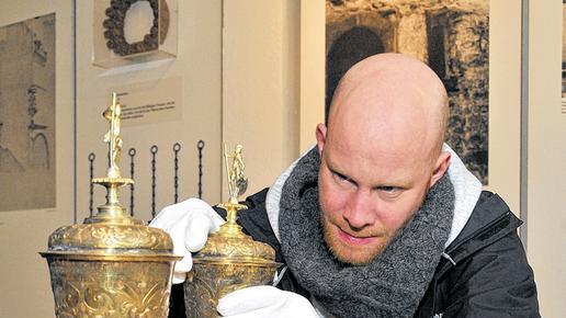 Mit Samthandschuhen: Vorsichtig untersucht Alexander Vohs vom Hauptstaatsarchiv in München die beiden Ochsenfurter Prunkbecher aus dem Jahr 1625 auf mögliche Schäden, bevor sie dick gepolstert in eine massive Holzkiste verpackt werden.