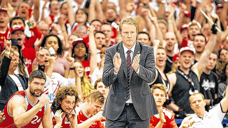 Taktgeber an der Seitenlinie: Cheftrainer Douglas „Doug“ Spradley gibt bei den s.Oliver Baskets die sportliche Richtung vor.Foto: Fabian Frühwirth Taktgeber an der Seitenlinie: Cheftrainer Douglas „Doug“ Spradley gibt bei den s.Oliver Baskets die sportliche Richtung vor.Foto: Fabian Frühwirth