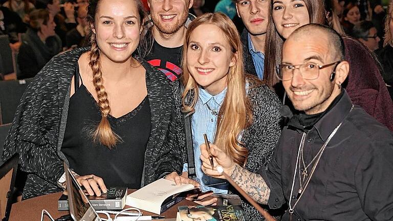 Er ist der „Herr der Schaben“, Kriminalbiologe Mark Benecke: Seine „Spurenkunde“ vermarktet er bestsellerträchtig durch populärwissenschaftliche Bücher. In den Mainfrankensälen reichte die fast halbstündige Vortragspause nicht aus, um alle Signierwünsche seiner Fans zu befriedigen. Er ist der „Herr der Schaben“, Kriminalbiologe Mark Benecke: Seine „Spurenkunde“ vermarktet er bestsellerträchtig durch populärwissenschaftliche Bücher. In den Mainfrankensälen reichte die fast halbstündige Vortragspause nicht aus, um alle Signierwünsche seiner Fans zu befriedigen.