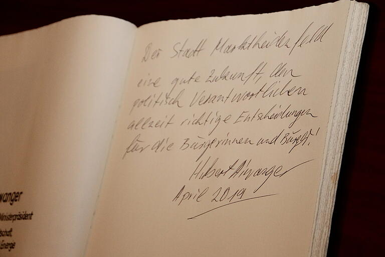 Aiwangers Eintrag ins Goldene Buch der Stadt Marktheidenfeld. Aiwangers Eintrag ins Goldene Buch der Stadt Marktheidenfeld.