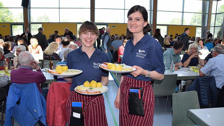 Wenn der Spargel von zwei charmanten jungen Musikerinnen wie Lena Römmert (rechts) und Laura Feuerbach serviert wird, schmeckt er gleich noch besser. Wenn der Spargel von zwei charmanten jungen Musikerinnen wie Lena Römmert (rechts) und Laura Feuerbach serviert wird, schmeckt er gleich noch besser.