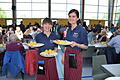 Wenn der Spargel von zwei charmanten jungen Musikerinnen wie Lena Römmert (rechts) und Laura Feuerbach serviert wird, schmeckt er gleich noch besser.