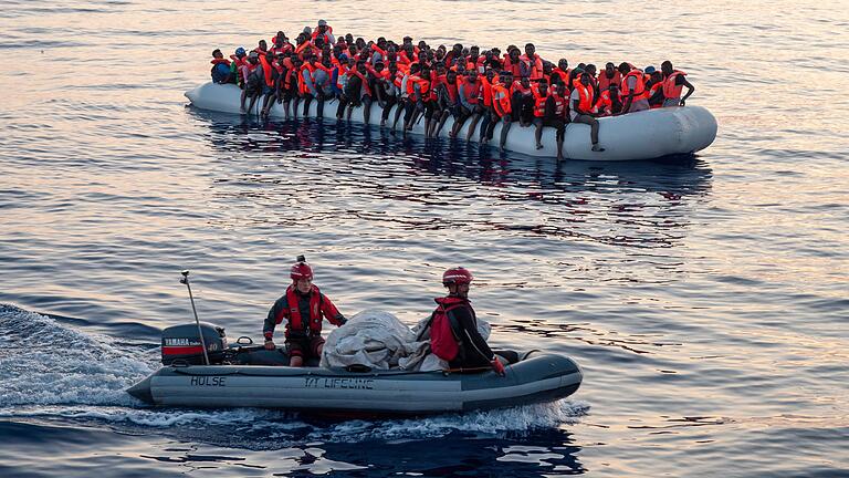 Lifeline-Kapitän: 'Menschen werden auf dem Meer entsorgt' - Einsatz im Sommer 2018: Die Lifeline rettet etwa 450 Menschen in hoher See auf dem Mittelmeer von mehreren seeuntauglichen Schlauchbooten. Lifeline-Kapitän: 'Menschen werden auf dem Meer entsorgt' - Einsatz im Sommer 2018: Die Lifeline rettet etwa 450 Menschen in hoher See auf dem Mittelmeer von mehreren seeuntauglichen Schlauchbooten.