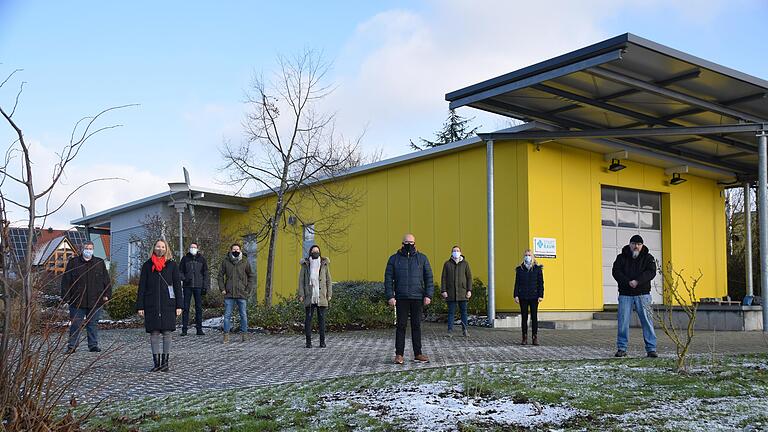 Hier soll der neue Dorfladen entstehen: Vertreter des 'Arbeitskreis Dorfladen' vor dem ins Auge gefassten Gebäude (von links) Wolfgang Künzl, Teresa Weimann, Andreas Wolf, Fabian Kuhn, Julia Wirzberger, Volker Hemrich, Philipp Knorr, Nina Barthel und Michael Gold. Hier soll der neue Dorfladen entstehen: Vertreter des 'Arbeitskreis Dorfladen' vor dem ins Auge gefassten Gebäude (von links) Wolfgang Künzl, Teresa Weimann, Andreas Wolf, Fabian Kuhn, Julia Wirzberger, Volker Hemrich, Philipp Knorr, Nina Barthel und Michael Gold.