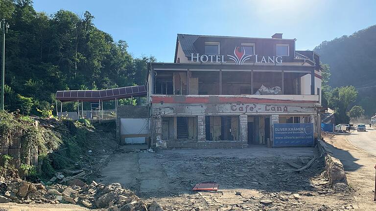 Völlig zerstört sind dieses Hotel und der Parkplatz davor. Völlig zerstört sind dieses Hotel und der Parkplatz davor. 
