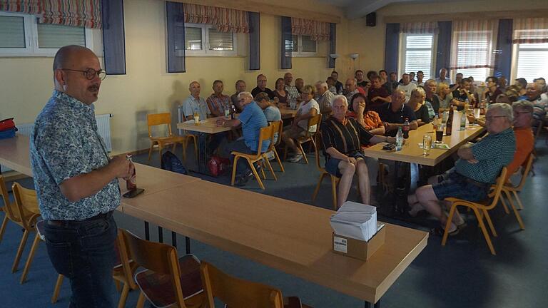 Volles Haus im Sportheim bei der Bürgerversammlung: Bevor Bürgermeister René Schlehr (links) weitere Themen vorstellen konnte, wurde rund zwei Stunden hitzig um das Projekt 'Gut Kirchschönbach' debattiert.