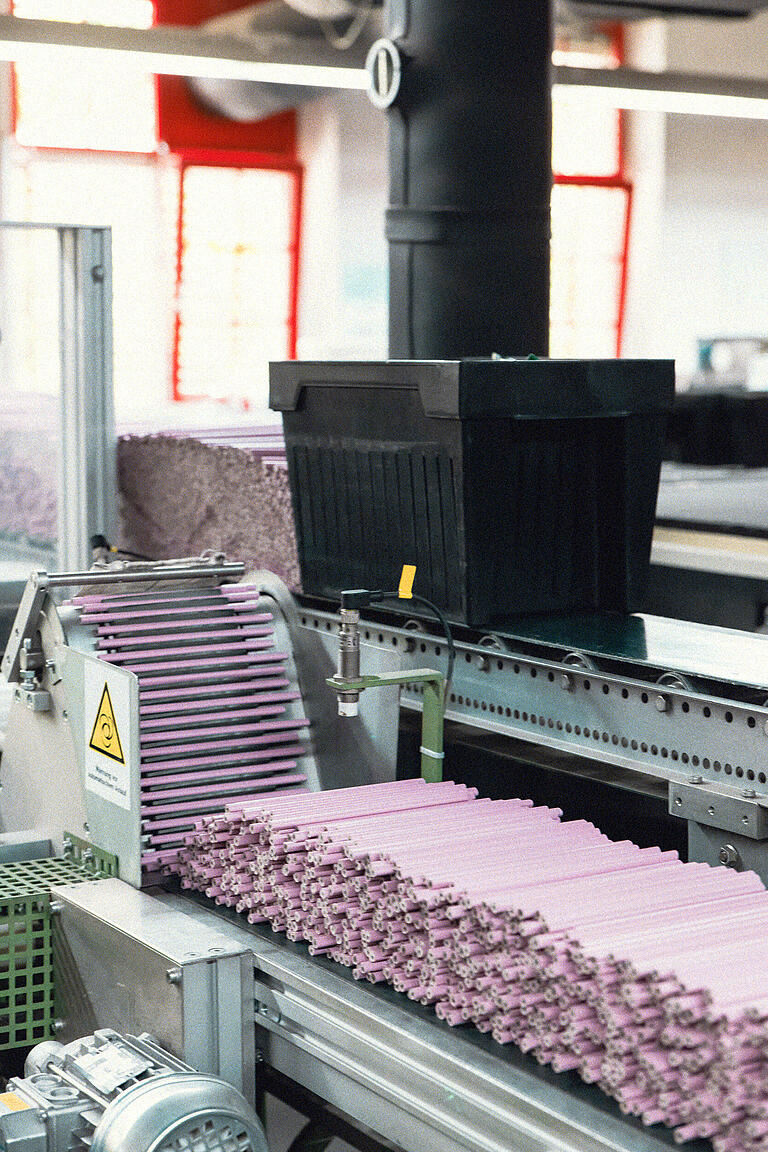 Zwischen den Lackierungen muss die Farbe der Buntstifte trock-nen. Die Außenfarbe stimmt übri-gens nicht immer mit der Minenfar-be überein. Zwischen den Lackierungen muss die Farbe der Buntstifte trock-nen. Die Außenfarbe stimmt übri-gens nicht immer mit der Minenfar-be überein.