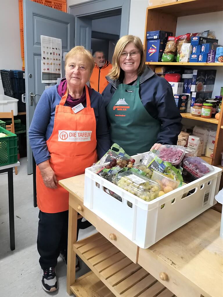 Im Zuge des Mitmach-Projekts 'Weg vom Schreibtisch – hin zum Ehrenamt' half mit dem Team der Servicestelle Ehrenamt und Mitarbeiterin Irmgard Pfeuffer auch die stellvertretende Landrätin Karen Heußner (rechts) einen Tag an der Tafel in Ochsenfurt aus. Dort macht man sich vor allem um die steigende Zahl von Bedürftigen Sorgen. Im Zuge des Mitmach-Projekts 'Weg vom Schreibtisch – hin zum Ehrenamt' half mit dem Team der Servicestelle Ehrenamt und Mitarbeiterin Irmgard Pfeuffer auch die stellvertretende Landrätin Karen Heußner (rechts) einen Tag an der Tafel in Ochsenfurt aus. Dort macht man sich vor allem um die steigende Zahl von Bedürftigen Sorgen.