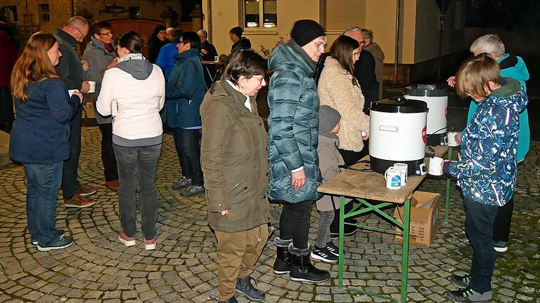 Glühwein und Kinderpunsch beim Jahresschlussgottesdienst der Pfarrgemeinde St. Wolfgang in Hausen. Glühwein und Kinderpunsch beim Jahresschlussgottesdienst der Pfarrgemeinde St. Wolfgang in Hausen.