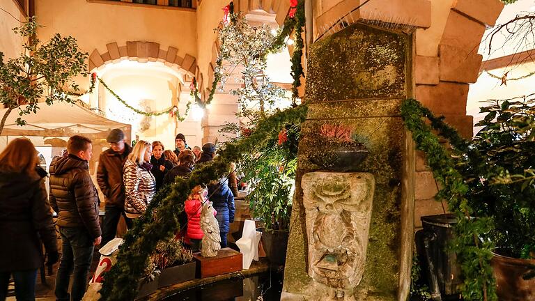 Auch der Künstler-Weihnachtsmarkt im historischen Innenhof vom Würzburger Rathaus wird rege besucht.