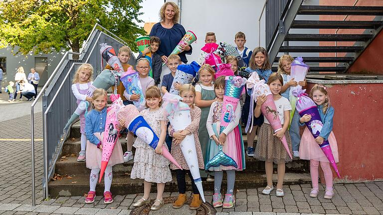 Sie alle gehen in die 1b der Grundschule Ebern: Klassenlehrerin Nicole Ullrich unterrichtet die 13 Mädchen und fünf Buben.&nbsp;