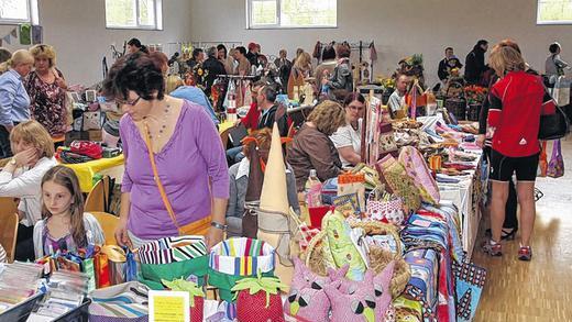 Frühlingsmarkt kam gut an       -  (ka)   Der erste Retzbacher Frühlingsmarkt in der Walter-Endrich-Halle des Spielmannszugs war so erfolgreich, dass es 2015 auf jeden Fall eine Neuauflage geben soll. 18 Aussteller in der Halle und drei davor boten Osterschmuck, Holz-Deko, Schmuck, selbstgenähte Kissen, Gebetsbucheinbände, Honig und Met, Tiffany, Kerzen, Weidenkörbe, Fotogrußkarten, Schlüsselanhänger, gestrickte Babyschuhe und noch einiges mehr an. Auch CDs vom Spielmannszug und vom Retzbacher Kirchenchor mit fränkischem Liedgut fehlten nicht. Dabei waren in den sechs Stunden fast immer Besucher da, was auch die zeitweilig knapp werdenden Parkplätze belegten. Mit Kaffee, Kuchen, Kaltgetränken sowie Bratwurst im Brötchen war auch für das leibliche Wohl gesorgt. Der Erlös aus Speisen und Getränken kommt dem Kindergarten Retzbach zugute.