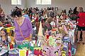 Frühlingsmarkt kam gut an       -  (ka)   Der erste Retzbacher Frühlingsmarkt in der Walter-Endrich-Halle des Spielmannszugs war so erfolgreich, dass es 2015 auf jeden Fall eine Neuauflage geben soll. 18 Aussteller in der Halle und drei davor boten Osterschmuck, Holz-Deko, Schmuck, selbstgenähte Kissen, Gebetsbucheinbände, Honig und Met, Tiffany, Kerzen, Weidenkörbe, Fotogrußkarten, Schlüsselanhänger, gestrickte Babyschuhe und noch einiges mehr an. Auch CDs vom Spielmannszug und vom Retzbacher Kirchenchor mit fränkischem Liedgut fehlten nicht. Dabei waren in den sechs Stunden fast immer Besucher da, was auch die zeitweilig knapp werdenden Parkplätze belegten. Mit Kaffee, Kuchen, Kaltgetränken sowie Bratwurst im Brötchen war auch für das leibliche Wohl gesorgt. Der Erlös aus Speisen und Getränken kommt dem Kindergarten Retzbach zugute.