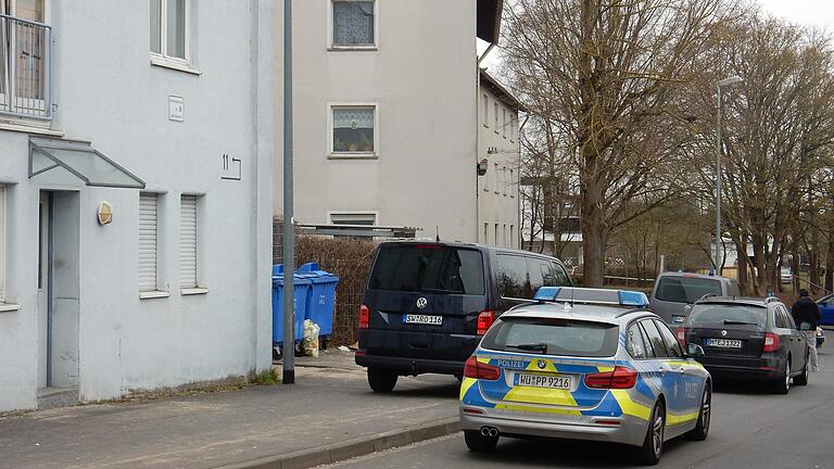 Polizei- und SEK-Einsatz nach dem Chemikalienfund in der Euerbacher Straße am 26. März letzten Jahres. Nun muss sich der Hauptangeklagte vor dem Schöffengericht verantworten.