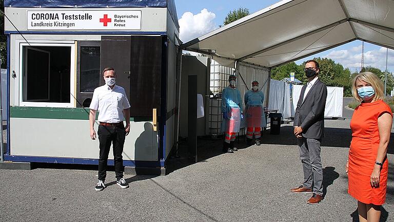 Innerhalb von zehn Tagen ist das Testzentrum mit all seiner vor- und nachgelagerten Logistik zum Laufen gebracht worden: Sven Appold vom BRK, Dr. Jan Allmannritter, Leiter des Gesundheitsamtes und Landrätin Tamara Bischof sind zufrieden.