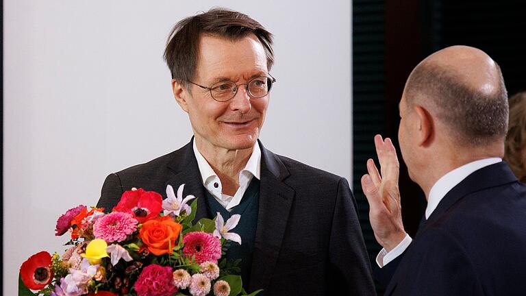 Bundeskabinett.jpeg       -  Blumen für das Geburtstagskind: Karl Lauterbach wurde am Tag der  Vermittlungsausschusssitzung 61 Jahre alt.