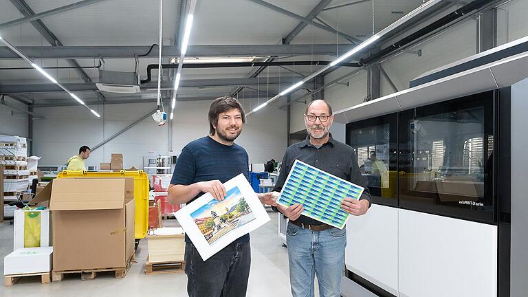 Die jüngste Investition der Druckerei Rudolph, hier mit den beiden Geschäftsführern Veit (links) und Günter Rudolph, ist die neue Inkjet-Druckmaschine (rechts).