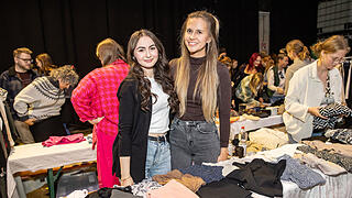 Der Fashion Flohmarkt lockt auch am Sonntag 29.09.24 Menschenmengen in die Posthalle in Würzburg.