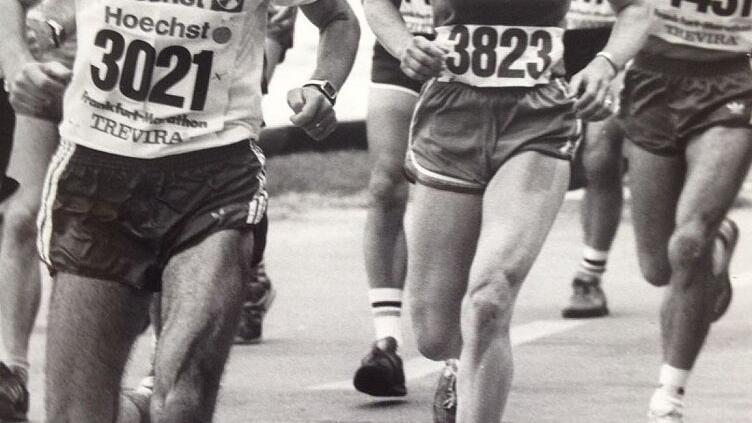 Als einzelne Frau unter Männern: Marga Rabold lief beim ersten Frankfurt-Marathon im Jahr 1981 die beachtliche Zeit von 3:06 Stunden.