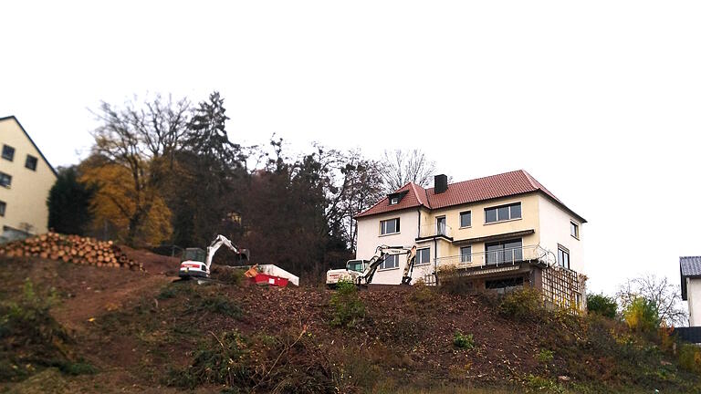 Die vorbereitenden Arbeiten für den Bau von zwei Wohnkomplexen mit gut 40 Wohnungen oberhalb der Rechtenbacher Straße in Lohr haben begonnen. Die vorbereitenden Arbeiten für den Bau von zwei Wohnkomplexen mit gut 40 Wohnungen oberhalb der Rechtenbacher Straße in Lohr haben begonnen.