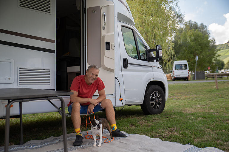 Thomas Nützmann, 53, aus Veitshöchheim (Lkr. Würzburg) ist jetzt schon zum fünften Mal mit seinem Camper für einige Tage in Nordheim am Main.