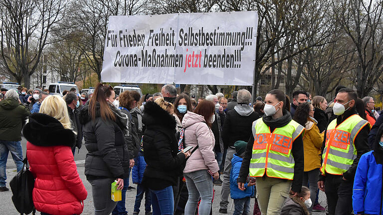 Anand Anders       -  SWADS-Demo zum zweiten Mal, Bündnis &quot;Schweinfurt&quot;, Demo gegen Corona-Maßnahmen, Covid 19, Polizei, Polizeiaufgebot, Demo gegen Corona-Regeln