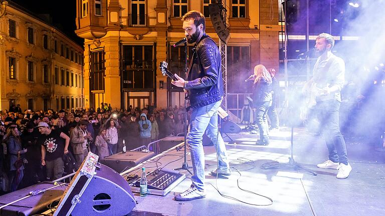 Die Band 'Rush Hour' spielte am Samstag auf der FRIZZ/ WVV Bühne auf dem Oberen Markt. Tausende Menschen besuchten am Wochenende trotz wechselhaften Wetters das Stadtfest in der Innenstadt von Würzburg.