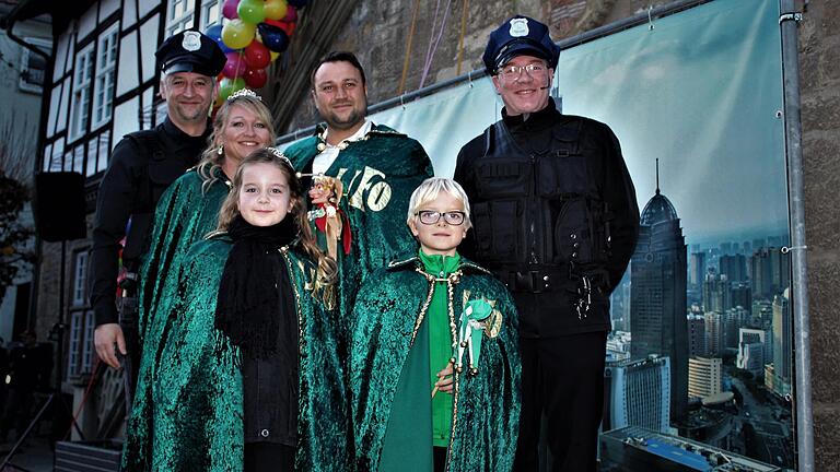Das dürfte den Polizisten Frank Fetzer (hinten links) und Mirko Seifert (rechts) gefallen: Mit Prinzessin Kristina II. und ihrem Prinzen Ingo I. (Fischer) sowie dem Kinderprinzenpaar Amelie I. (Toth) und Samuel I. (Hirsch) ist Ostheim fest in der Hand der UFos.
