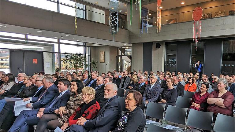 Die Gäste lauschen den Rednerinnen und Rednern in der Aula.       -  Die Gäste lauschen den Rednerinnen und Rednern in der Aula.