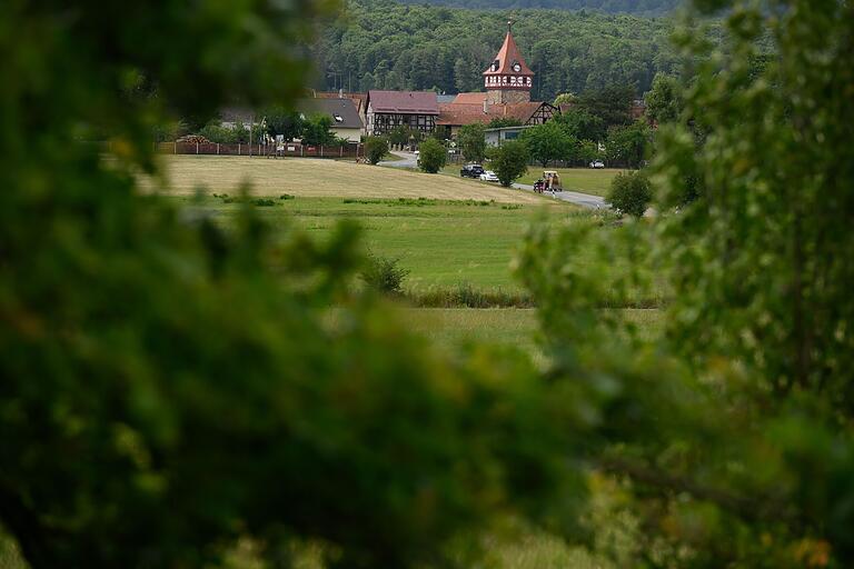 Überall Fachwerk: Auch der Turm der Kirche in Stedtlingen ist in dem regional typischen Stil gebaut.