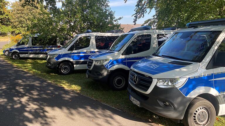 Ein Großaufgebot der Polizei war am Mittwoch in Hausen-Roth bei einer Razzia im Einsatz.