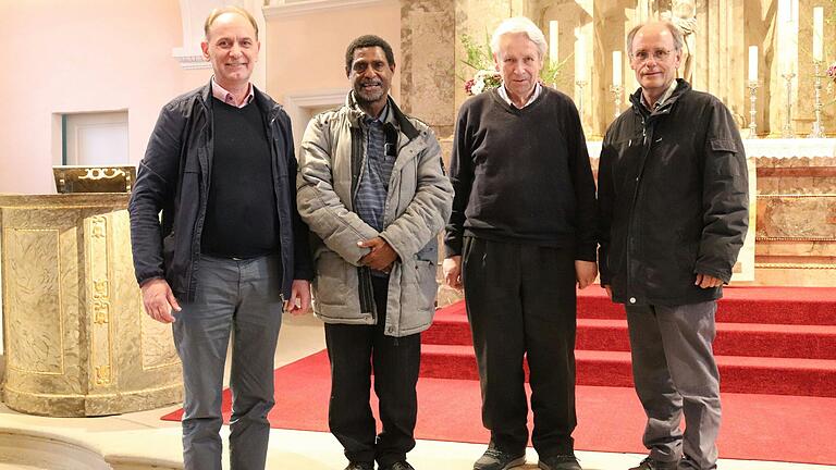 Dekan Günther Klöss-Schuster empfing Pastor Krou Magob aus Logaweng mit Pfr. i.R. Martin Oeters und Hans Gernert in der Casteller Kirche.