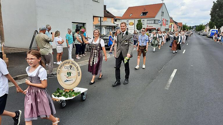 Höhepunkt des Jubiläums der BSG Bergrheinfeld war der Festzug am Sonntag, an dem befreundete Schützenvereine, örtliche Vereine und vier Musikkapellen teilnahmen. 
Im Bild die scheidende Schützenkönigin Bettina Popp&nbsp;(mit Kette) mit ihrem Mann Christoph, dahinter Silvesterkönigin Julia Schneider und Jugendkönig Joel Popp.