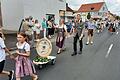 Höhepunkt des Jubiläums der BSG Bergrheinfeld war der Festzug am Sonntag, an dem befreundete Schützenvereine, örtliche Vereine und vier Musikkapellen teilnahmen. 
Im Bild die scheidende Schützenkönigin Bettina Popp&nbsp;(mit Kette) mit ihrem Mann Christoph, dahinter Silvesterkönigin Julia Schneider und Jugendkönig Joel Popp.