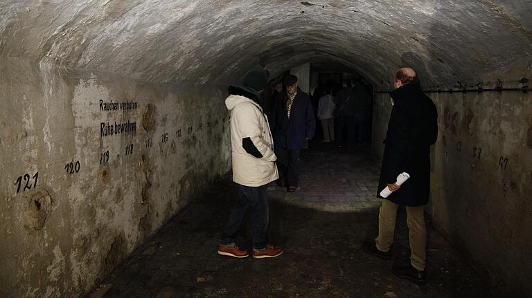 Auf Erkundungstour im ehemaligen Luftschutzkeller nahe dem Zeughaus.