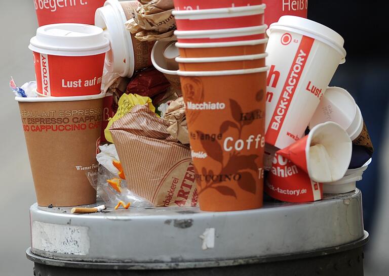 Kaffeebecher zum Mitnehmen sind nicht sonderlich umweltfreundlich, wie dieser überquellende Abfalleimer in Kassel zeigt. Kaffeebecher zum Mitnehmen sind nicht sonderlich umweltfreundlich, wie dieser überquellende Abfalleimer in Kassel zeigt.