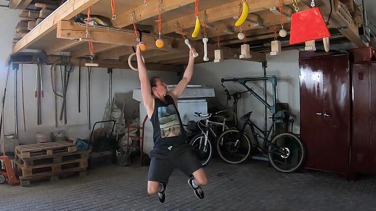 In der Garage seiner Oma hat sich Lukas Kaufmann aus Tiefenthal ein eigenes 'Trainingszentrum' für die TV-Show Ninja Warrior gebaut.