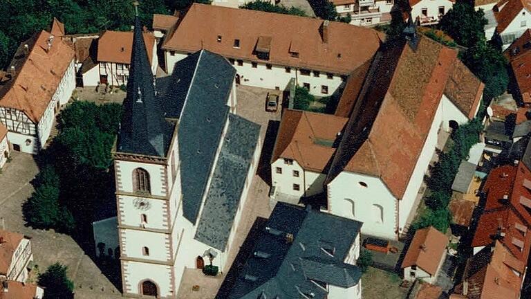 Diese Luftaufnahme aus der Zeit um 1990 zeigt das Kapuzinerkloster am oberen Rand und die Kapuzinerkirche (rechts). In der Bildmitte die Stadtpfarrkirche St. Michael.