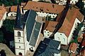Diese Luftaufnahme aus der Zeit um 1990 zeigt das Kapuzinerkloster am oberen Rand und die Kapuzinerkirche (rechts). In der Bildmitte die Stadtpfarrkirche St. Michael.