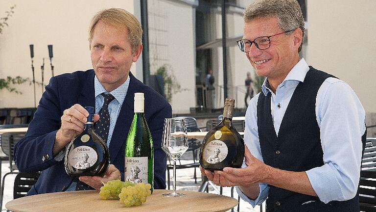 Kunstminister Bernd Sibler (rechts) präsentiert zusammen mit Florian S. Knauß, Direktor der Staatlichen Antikensammlungen und Glyptothek München, den Bayerischen Museumswein 2021