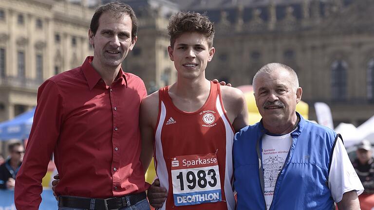 Ein Trio, das Leichtathletik-Geschichte schrieb (von links): Hubert Karl, sein Neffe Patrick Karl und Legende Otto Knarr 2014 am Rande des Würzburger Residenz-Laufs.