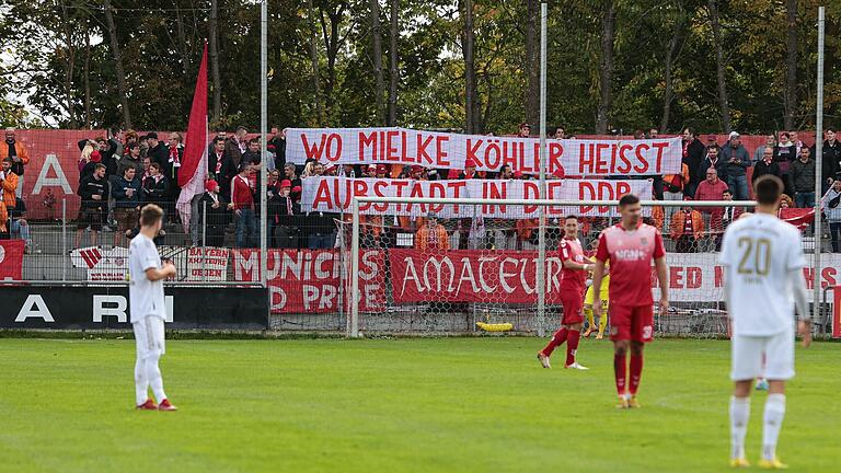 Geschmackloser geht's kaum: Die Anhängerschaft des FC Bayern München II sorgte in Aubstadt unter anderem mit einem Mielke-Vergleich für Empörung - und das auch noch am Tag der Deutschen Einheit.