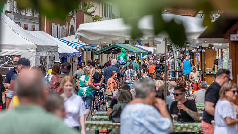 Zahlreiche Menschen besuchen am Sonntag (23.07.23) das Margaretenfest in Margetshöchheim.