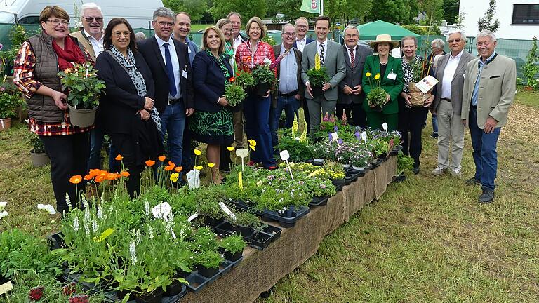 Eine große Schar an Ehrengästen begrüßte Frank Bauer (Vierter von links) zur Eröffnung der Gartenträume in Traustadt. Der Vorsitzende des Kreisverbandes Gartenbau und Landschaftspflege freute sich über den Besuch aus den Bereichen Politik, Verwaltung  und Gartenbau.