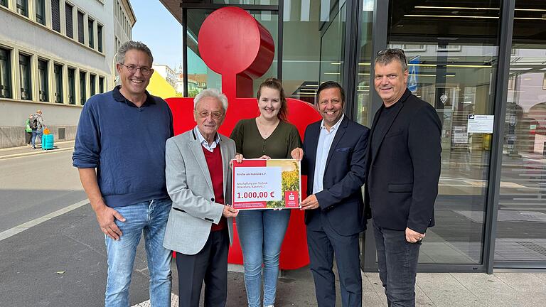 Spendenscheckübergabe an den Verein Kirche am Hubland (von links):  Christian Andersen, Erich Beck, Stine Hassing, Stefan Körner und Jochen Hackstein.