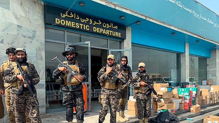 Taliban: Wollen „offizielle diplomatische Beziehungen” - Kämpfer der militant-islamistischen Taliban stehen kurz nach dem Abzug der USA in Kabul Ende August 2021 am Flughafen. (Archivfoto) Taliban: Wollen „offizielle diplomatische Beziehungen” - Kämpfer der militant-islamistischen Taliban stehen kurz nach dem Abzug der USA in Kabul Ende August 2021 am Flughafen. (Archivfoto)